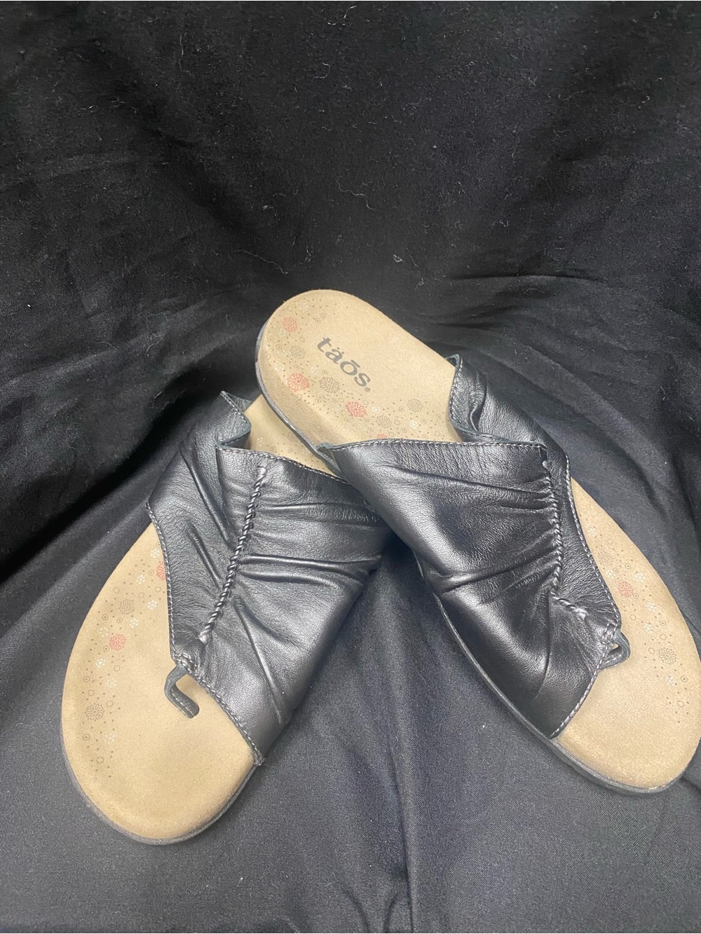 Taos Footwear Black Leather Ruched Toe-Post Slide Sandals - Picture 5 of 5